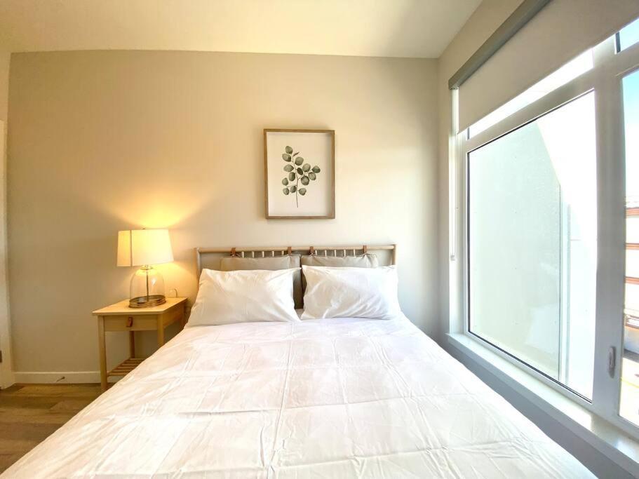 Lovely Brand New Condo Сидней Экстерьер фото