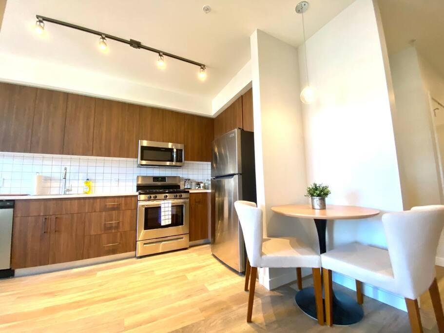 Lovely Brand New Condo Сидней Экстерьер фото