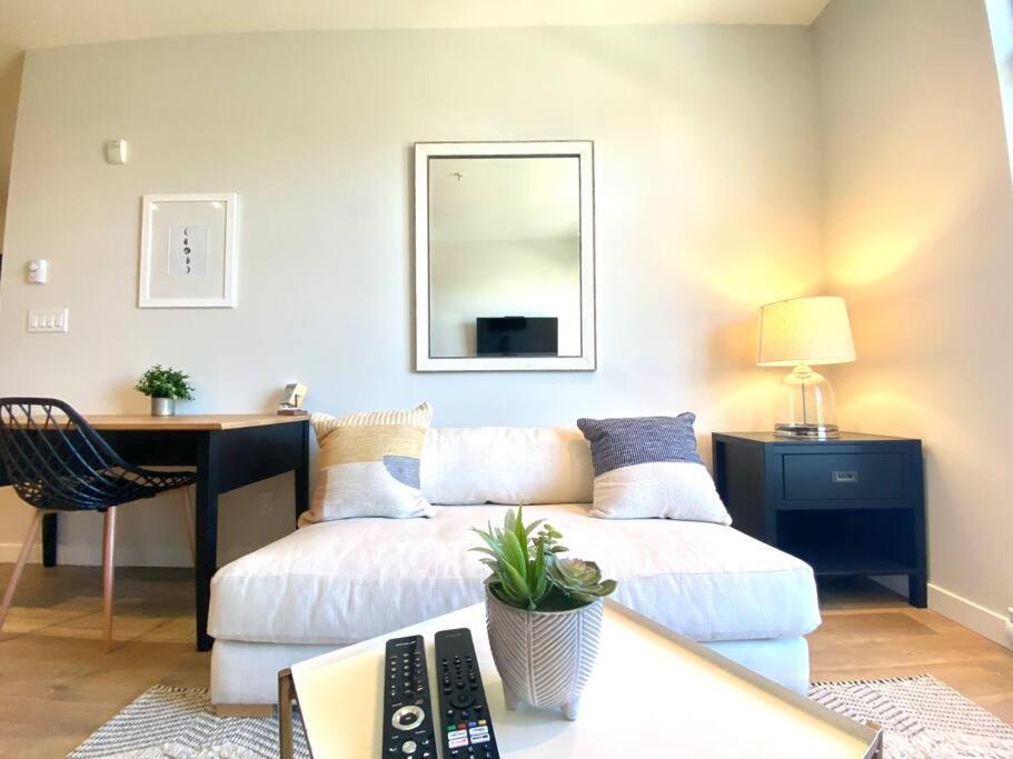 Lovely Brand New Condo Сидней Экстерьер фото