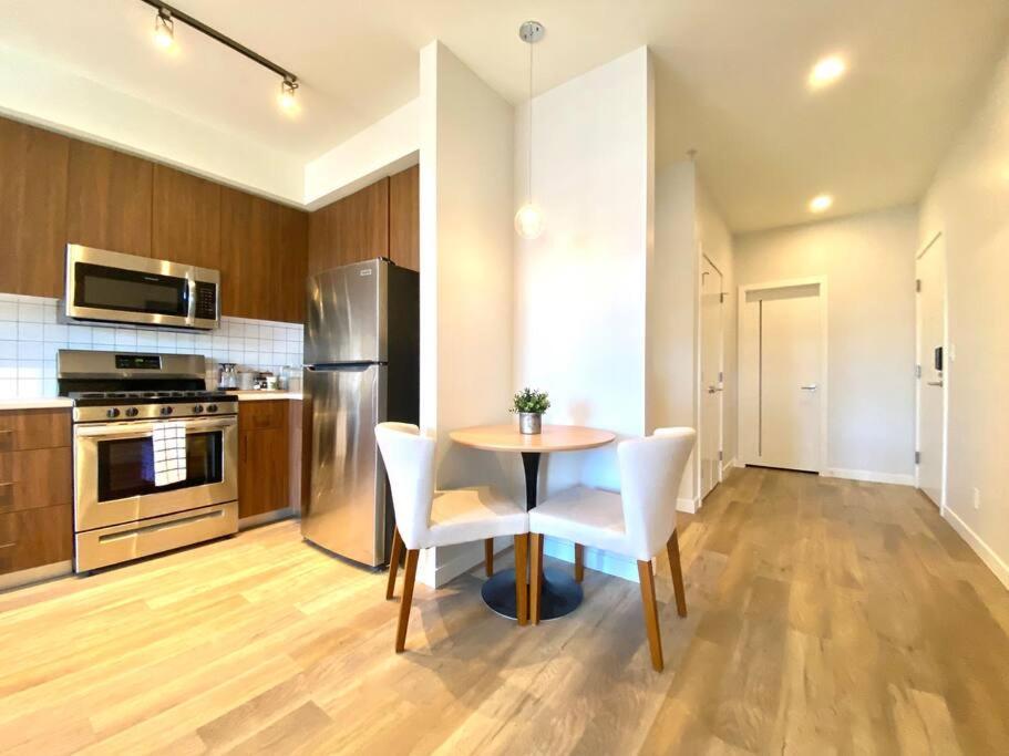 Lovely Brand New Condo Сидней Экстерьер фото